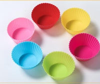 Silicone liners for muffins in joyful colors – a delightful addition to your baking experience.