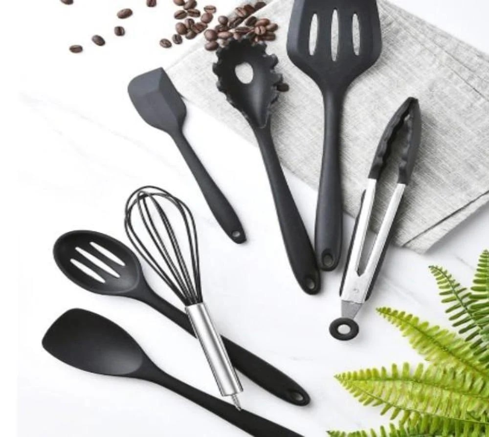 Silicone cooking utensils set: spoon-spatula, slotted spoon, whisk, bench scraper, pasta spoon, slotted spatula and tongs, at your service!