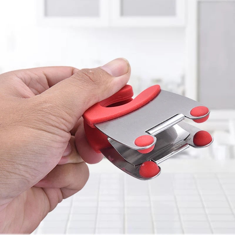 A vibrant red spoon holder pot clip will keep your kitchen counter spotless.